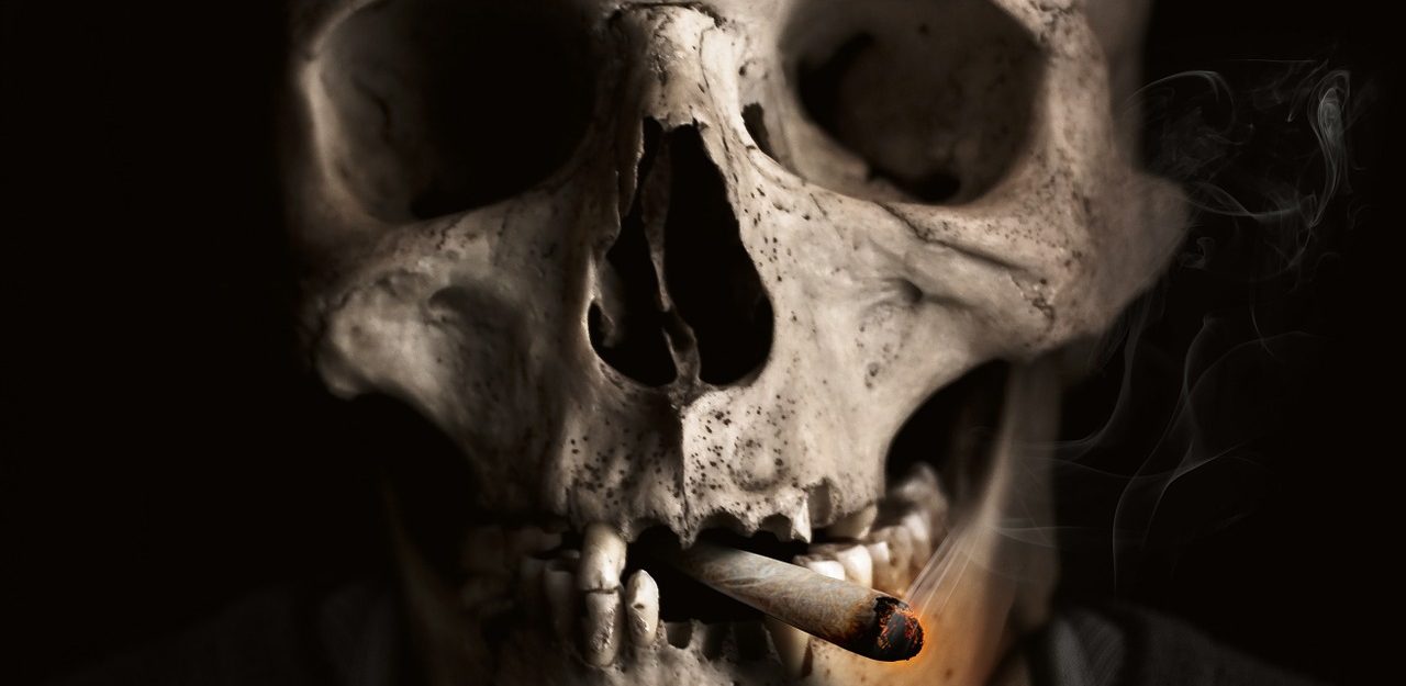 tête de mort qui fume une cigarette tourisme noir