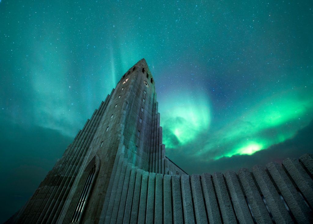 cathédrale de reykjavic en Islande sur fond d'aurore boréale